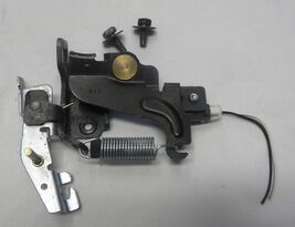 2007 - 2012 SENTRA TRUNK STRIKER  84620-ET000 OEM A17 - $26.50