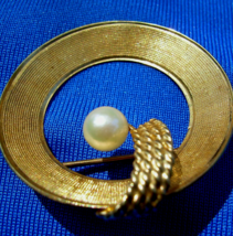 Elegant Vintage Design Pearl Brooch Unique Handmade Solid 14k Gold Pin Gift - $17,997.10 MXN