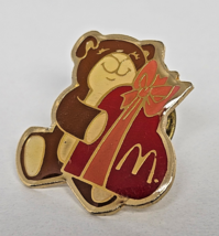 Valentine&#39;s Day Bear Heart Chocolates Mcdonalds Lapel Pin Collectible Gr... - €8,66 EUR
