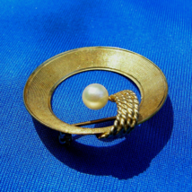 Elegant Vintage Design Pearl Brooch Unique Hand Crafted Solid 14k Gold Pin - $755.25