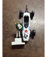 Dollhouse miniature racing car and racer #12 Honda. White color. Rare item - $131.03 MXN