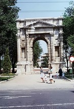 1967 Arco dei Gavi Roman Arch Women Children Verona Italy Kodachrome Color Slide - £2.71 GBP