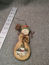 Vintage Hand Painted Cabin Scene Wood Snowman Christmas Ornament - £6.03 GBP