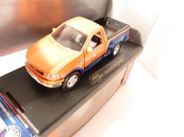 READY MADE TOYS- LIONEL 5604 PICK UP TRUCK  - NEW - B2 - $263.57 MXN