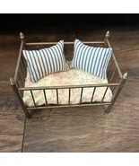 Vintage Dollhouse Miniature Brass Baby Crib w/ Striped Pillows &amp; Floral ... - $364.83 MXN