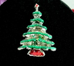 Vintage Christmas Tree Button Cover Silvertone Red Green Enamel 1 5/8&quot; - £13.53 GBP