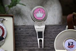Katie Lord Ball Marker &amp; Ahead Turf Doctor Divot Tool - $243.43 MXN