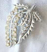 Elegant Silver-tone Crystal Rhinestone Flower &amp; Leaves Brooch 1950s vintage - £9.81 GBP