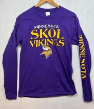 Minnesota Vikings SKOL Long Sleeve T-Shirt Purple Graphic Print Adult Sm... - $254.99 MXN Minnesota Vikings SKOL Long Sleeve T-Shirt Purple Graphic Print Adult Sm... - $254.99 MXN
