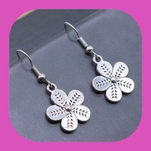 New Lovely Flower Ornate Dangle Earrings - £4.78 GBP