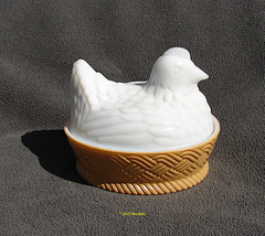 Avon Hen on a Nest Covered Dish HON With Original Scented Soaps in Origi... - £7.98 GBP