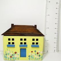 1/144 Toy Dollhouse Tiny Yellow House Town Square t8423 Roof Opens Miniature - £9.72 GBP