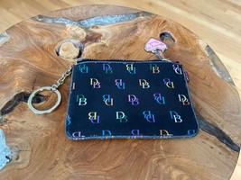 Dooney &amp; Bourke Multicolor Logo keychain Wallet - $369.07 MXN