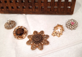 Vintage Estate Finds Gold Brooch Pins - Lot Of  5 - 4 Signed 1 Jelly Belly EUC - £55.33 GBP