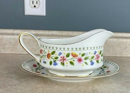 Paragon (Anastasia) By Appointment To The Queen Bone China Gravy Boat And Tray - £21.22 GBP