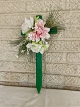 Winter Cemetery Cross: pink grave flowers, Winter Grave Decoration - €22,33 EUR Winter Cemetery Cross: pink grave flowers, Winter Grave Decoration - €22,33 EUR