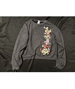 Disney Mickey &amp; Friends Stacked Sweatshirt Jerry Leigh Size L Gray Crewneck - $414.15 MXN