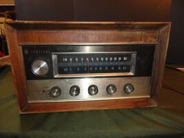 Antique Western Auto Supply Co Truetone AM/FM Radio Model# 4DC5555A - $182.15