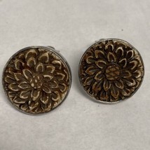 AMY KAHN RUSSELL AKR STERLING SILVER CARVED FLOWER CLIP ON EARRINGS - £44.85 GBP