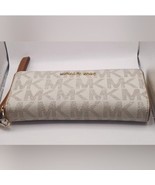 Michael Kors JetSet Travel wallet - $1,903.95 MXN