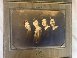 VTG 1930s Cabinet Photo Family Four Sisters White Studio Photographer Li... - $376.14 MXN