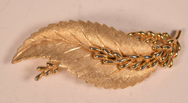 Vintage Crown Trifari Detailed Goldtone Leaf Pin Brooch Large - £44.46 GBP