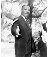 MLK MARTIN LUTHER KING JR. INTERVIEW 8X10 PUBLICITY PHOTO - $7.57