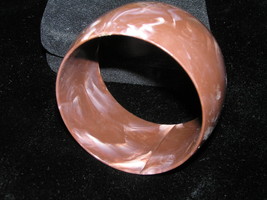 Estate Wide Brown &amp; White Swirl Plastic Bangle Bracelet – inside diameter - £7.25 GBP