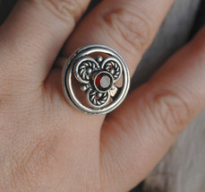 Garnet ring, sterling silver garnet floral ring, size 8, vintage sterling (R392) - £30.37 GBP