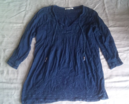 Solitaire Women Navy Embroidered Floral 3/4 Sleeve Top Size S Boho EUC - $14.85