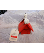 Hallmark &quot;Snoopy Lying On Top of Doghouse&quot; 2022 Rubber Ornament NEW 3&quot;H - $312.77 MXN
