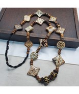 Collana PUMTEK BEADS in legno pietrificato con grandi modelli - $2,789.35 MXN