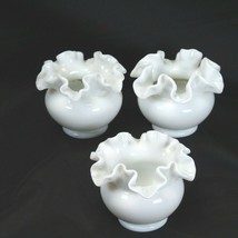 Fenton White Milk Glass Ruffled Vases 4&quot; Tall 5&#39;&#39; Wide  Lot of 3 - $558.61 MXN