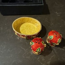 Vtg Bombay Company Co. Enamel Mini Christmas Holly Salt Pepper 3pc Set Red Gold - $16.82