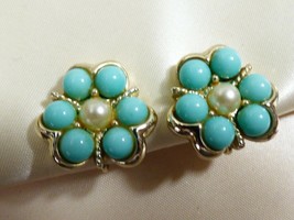 Vintage Sarah Coventry Cov blue color &amp; pearl faux bead flower clip on earrings - £14.24 GBP