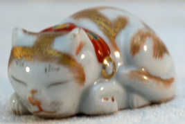 Vintage Kutani Japanese Porcelain / Ceramic Sleeping Cat Figurine with Gold 2 ¼&quot; - £28.03 GBP