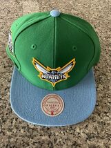 Mitchell &amp; Ness Charlotte Hornets Buzz City SnapBack Green - $708.69 MXN