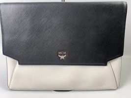 MCM clutch black/white - $3,807.10 MXN