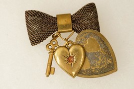 VINTAGE Costume Jewelry Brass Mesh Ribbon Sweetheart Heart Key Brooch Pin - £22.47 GBP