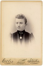Circa 1880&#39;S Cabinet Card Young Woman Locket Around Neck Coles Studio Pekin Il - £8.90 GBP