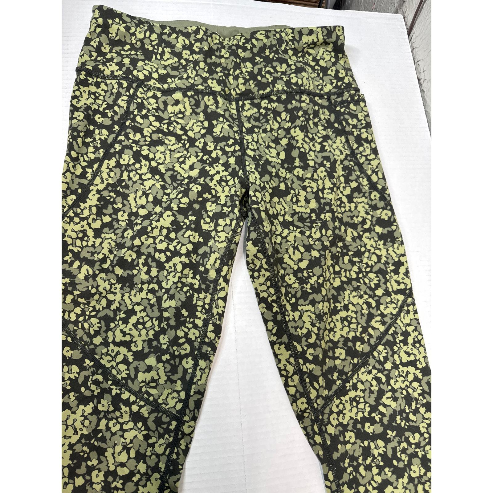 Sweaty Betty Green Undercover Dainty Floral Print 7/8 Leggings Size Medium Item image 2