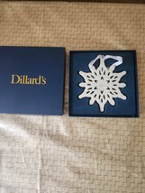 Dillard's Annual Snowflake Ornament White Ceramic with Hold, original box - €16,19 EUR Dillard's Annual Snowflake Ornament White Ceramic with Hold, original box - €16,19 EUR