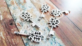 Skeleton Key Charms Antiqued Silver Heart Keys Steampunk Pendants 2 Sided 5pcs - £2.27 GBP