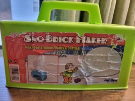 Vintage Poof-Slinky Green Sno-Brick Maker - Great for Forts, Igloos, Wal... - $27.14 CAD