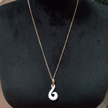 Women Modern Fashion Big Pendant Gold Tone Long Teardrop Necklace w/ Round Clasp - £20.52 GBP