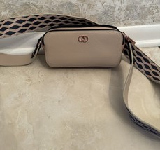 Caboodles Cross Body Bag - $282.69 MXN