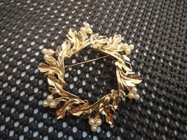 Brooch Goldtone White  Gorgeous pin - £10.07 GBP