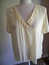 RACHEAL ZOE LADY&#39;S BLOUSE MEDIUM LIGHT YELLOW HIGH LOW LACE NECK - $21.01 CAD