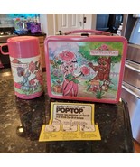 VINTAGE “ROSE PETAL PLACE” METAL LUNCHBOX w/ THERMOS! ‘83 - $3,027.61 MXN