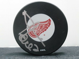 Derian Hatcher Official NHL Detroit Red Wings Autographed Puck - £31.64 GBP
